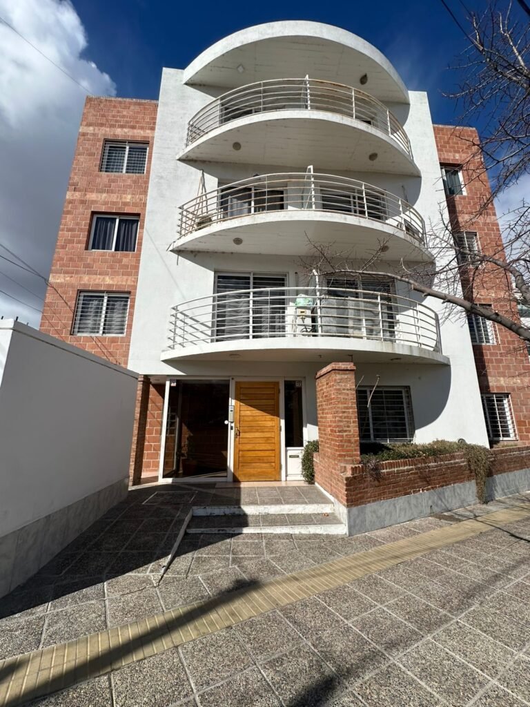 ALQUILER/VENTA AMPLIO DPTO CON QUINCHO- SANTA GENOVEVA