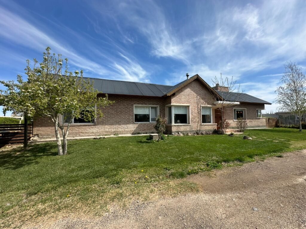 Venta de amplia casa en Cipolletti